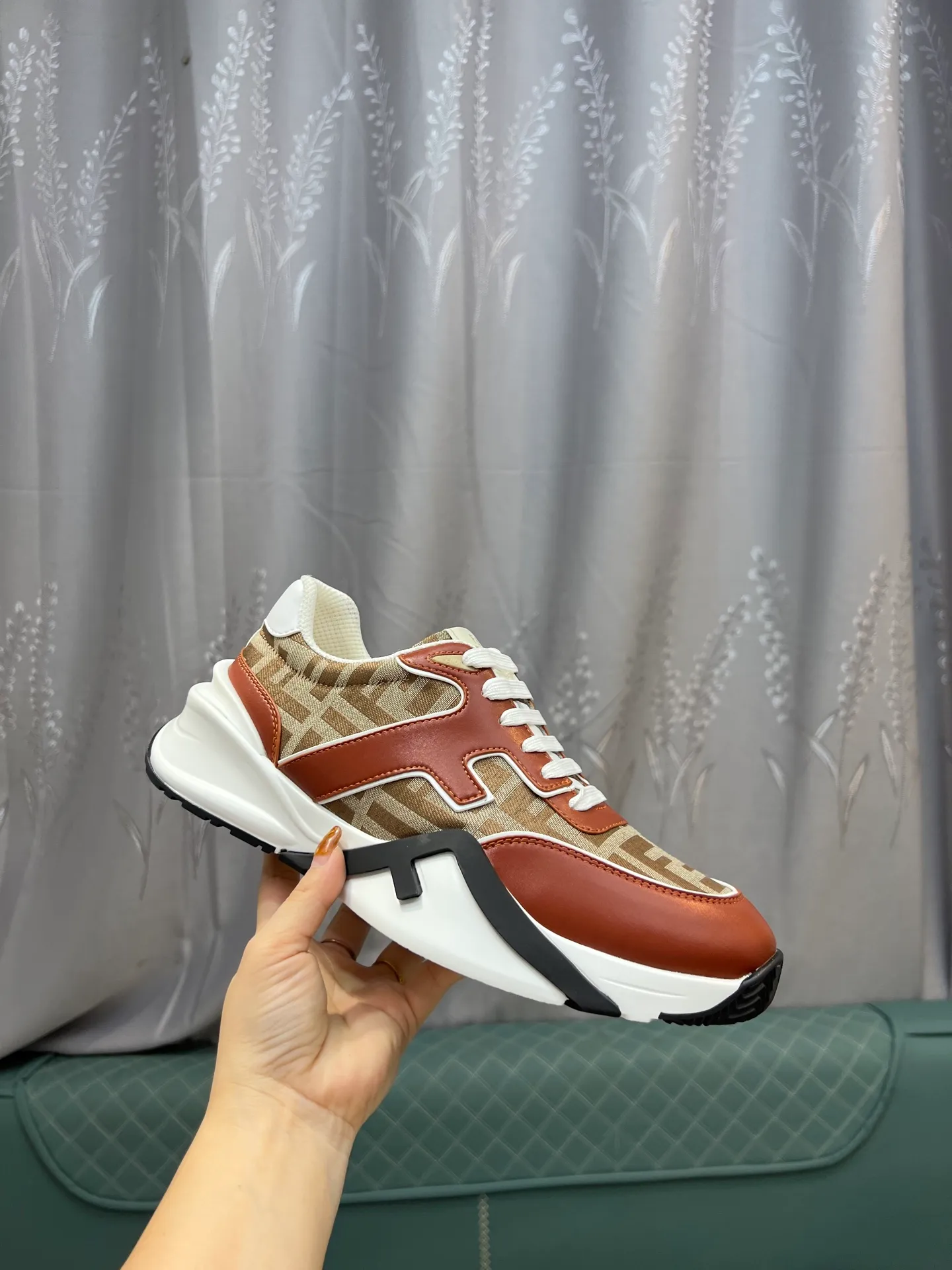 Men's shoes 💰580 FENDI men's fashion casual shoes 👟Hot sale🔥Official website 1:1 replica ⬆️Original quality - Original leather - Original breathable mesh lining Original outsole 1:1 replica, code number 38-44 (45-46 customized)